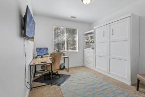 TV a/nebo společenská místnost v ubytování Pet Family-Friendly Spacious Fenced Yard 5-min to Downtown EV Charger