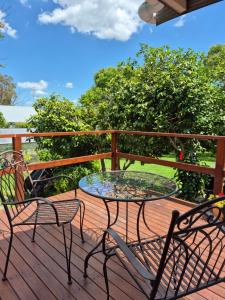una mesa de patio y 2 sillas en una terraza en Reddoor Studio Millthorpe, en Millthorpe