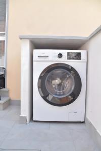 una lavatrice bianca seduta in una stanza di Appartamento 1m a Fiumaretta di Ameglia