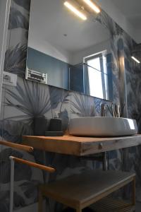 un bagno con lavandino e specchio di Appartamento 1m a Fiumaretta di Ameglia Altre 18 foto