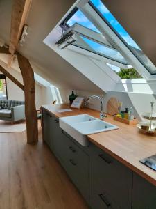 a kitchen with a sink and a skylight at Vakantiewoning De Woestijn - Den Ast in Roosdaal