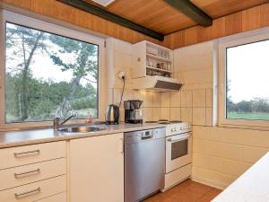 Η κουζίνα ή μικρή κουζίνα στο 6 person holiday home in Ulfborg