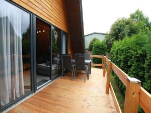 En balkon eller terrasse på Ferienhaus für 5 Personen mit Garten + 11 billeder