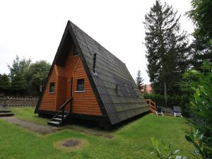 a small wooden cabin with a pitched roof at Ferienhaus für 5 Personen mit Garten in Clausthal-Zellerfeld
