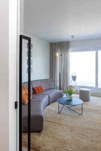un salon avec un canapé et une table dans l'établissement ROOFTOP, à Ostende