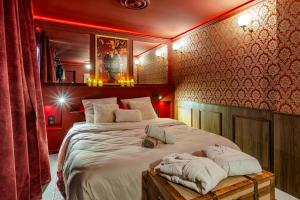 Ένα ή περισσότερα κρεβάτια σε δωμάτιο στο Love room avec Spa privatif "la Courtisane" - Terrasse 40m2 - love-room-alsace-67 +26 φωτογραφίες