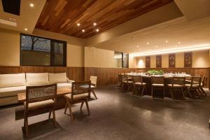 une grande salle à manger avec une longue table et des chaises dans l'établissement Jiuhua Mountain Tanfeng Resort Homestay 远眺山景大佛 九华山潭风民宿, à Miaoqian 85 autres photos