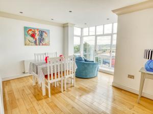 a dining room with a table and chairs and a window at Central Penthouse Apartment Pass The Keys in Lincoln