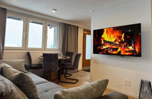 TV a/nebo společenská místnost v ubytování Breathtaking Lake & Mountain View Apartment + 16 fotografií