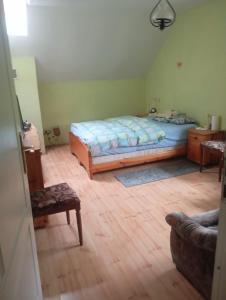 Un pat sau paturi într-o cameră la Wczasy Rodem z PRL - Dominikowo , Zachodniopomorskie