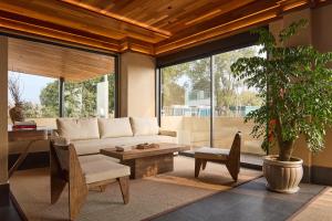 un salon avec un canapé et une table dans l'établissement Jiuhua Mountain Tanfeng Resort Homestay 远眺山景大佛 九华山潭风民宿, à Miaoqian