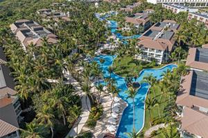Bazén v ubytování Wyndham Alltra Punta Cana All Inclusive Resort nebo v jeho okolí