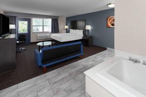 Postel nebo postele na pokoji v ubytování Baymont by Wyndham Chester IL + 24 fotografií