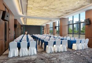 a room with a bunch of tables and chairs in it at Wingate by Wyndham Xi'an Chanba in Xi'an