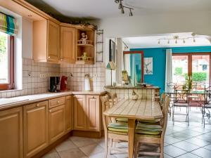 O bucătărie sau chicinetă la Family Escape with Pool