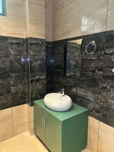 Ένα μπάνιο στο Crown plaza hotel and cafe +25 φωτογραφίες