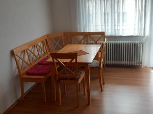 a dining room table and chairs in a room at Pension Ochsen, Ferienwohnungen in Löffingen