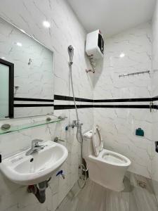 a bathroom with a toilet and a sink at Baodang-Homestay in Hanoi