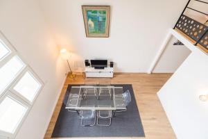 an overhead view of a living room with a table and chairs at Le Duplex du Port - Parking Centre de Paimpol in Paimpol