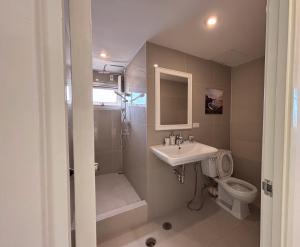 Bilik mandi di Spacious 3BR near Impact, Pink Line MRT & Don Mueang Airport +12 gambar