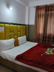 เตียงในห้องที่ Olive Green Resort
