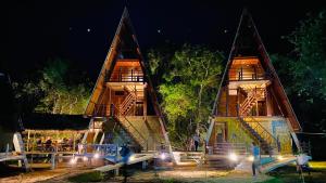 een gebouw met twee driehoekige daken met mensen eromheen bij Wilpattu Safari Resort in Wilpattu