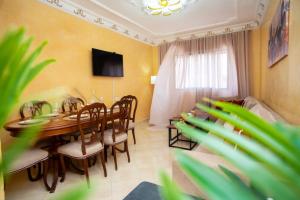 TV a/nebo společenská místnost v ubytování Appartement à Tanger proche Plage et centre-ville