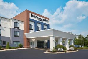 een vooraanzicht van het gebouw van de Aenna-gildedienst bij SpringHill Suites by Marriott Lansing in Lansing