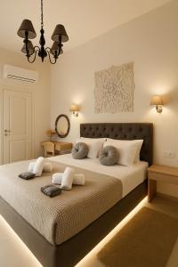 een slaapkamer met een groot bed met twee kussens bij Heliareti Traditional House in Koskinou