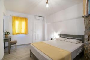 Un dormitorio con una cama y un escritorio y una ventana. en Paros apartments Melas b5, en Parikia