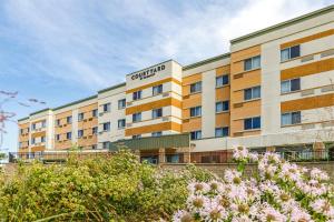 een gebouw met een bord erop bij Courtyard by Marriott St. Louis St. Peters in Saint Peters
