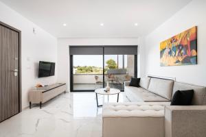 una sala de estar con un sofá y una mesa en Icon Luxury Apartments, en (( Kermetés )) 46 fotos más