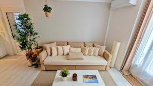 a living room with a couch and a table at Cosy & Cocooning in Le Thor