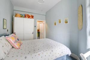 Postel nebo postele na pokoji v ubytování Charming London with balcony + 14 fotografií