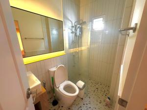 ein Badezimmer mit Toilette und Dusche in der Unterkunft Minimalist Haven in Ban Mai I + 4 Fotos