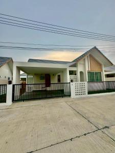 ein kleines Haus mit einem Zaun davor in der Unterkunft Minimalist Haven in Ban Mai I