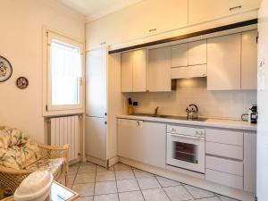 Kuchyň nebo kuchyňský kout v ubytování Chalet in Verbania near Lake Maggiore