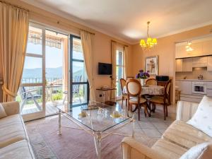 TV a/nebo společenská místnost v ubytování Chalet in Verbania near Lake Maggiore + 32 fotografií