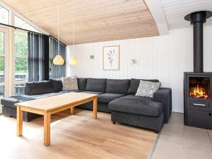 ein Wohnzimmer mit einer Couch, einem Tisch und einem Kamin in der Unterkunft Luxury Retreat by Fjord - By Traum Ferienwohnungen in Falen