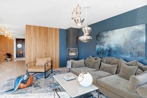 un soggiorno con un divano e un tavolo di Deluxe Villa by Paramount a Tromsø