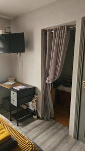 TV a/nebo společenská místnost v ubytování Private 1 bedroom suite