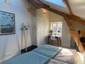 une chambre avec un lit et un bureau dans l'établissement Ons Huisje Achter, à Noordwijkerhout 9 autres photos