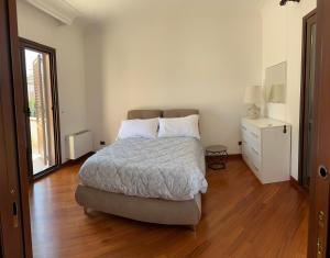 Un dormitorio con una cama y una cómoda. en Villa Oasi Bonita a Mondello, en Palermo 33 fotos más