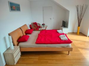 Postel nebo postele na pokoji v ubytování Self Check-in Doppelzimmer mit Seeblick und Klimaanlage - Neusiedlersee