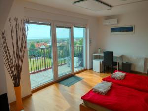 Posezení v ubytování Self Check-in Doppelzimmer mit Seeblick und Klimaanlage - Neusiedlersee