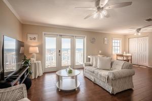 Χώρος καθιστικού στο Sunny 1 Br Condo on the Water in St Petersburg, FL