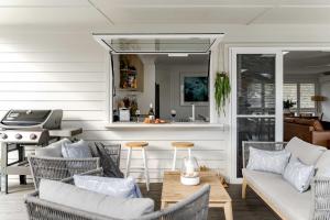 卡尔布拉海滩34° Degrees South Culburra的客厅里有一张沙发和一张桌子。