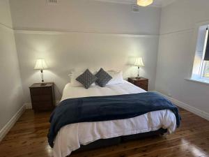 Ένα ή περισσότερα κρεβάτια σε δωμάτιο στο Cottage on Carthage