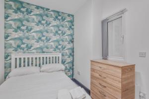 Katil atau katil-katil dalam bilik di Stylish 2BR Apartment in Sheldon
