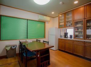 鳥羽市にあるGuest house Lido Porte - Vacation STAY 95556vのキッチン(テーブル、緑のブラインド付) +8枚の写真